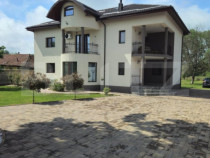 Vilă modernă de vanzare, cu 5 camere, 380 mp, zona rurala