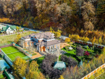 Bijuterie arhitecturală unică | teren de tenis | finisa...