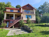 Proprietate alcătuită din imobil si teren generos, Comarni