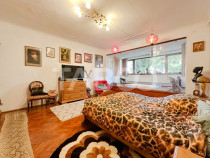 Apartament de vanzare cu 3 camere si curte la vila in Andrei