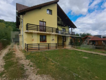 Casă 330 m² – teren 1210 m² – ideală pentru locuinț