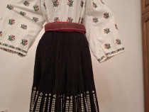 Costum popular autentic Oltenesc – fustă neagră cu alesături albe