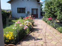 Casă unifamilială complet mobilată și utilată gata pen