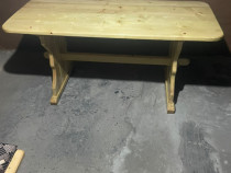 Masa și 4 scaune din lemn de brad