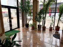 Spații comerciale in clădire de birouri central