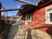 Casă pe un nivel, 3 camere, curte + anexe, ideală pentru p