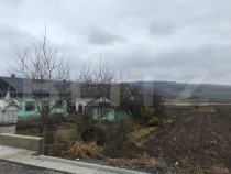 Casa batraneasca,partial renovata,loc. Meresti,3400mp teren