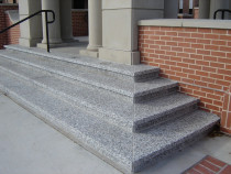 Granit antiderapant pentru trepte exterioare