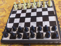 Joc de șah cu tablă metalică,piese prevăzute cu magnet