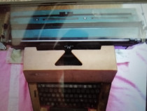 Mașina de scris funcționala model vechi și bancnote vechi