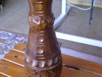 Vaza din lemn sculptat