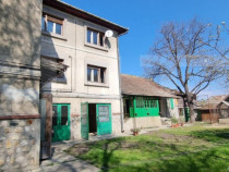 Casa P+2 cu 2 spatii comerciale la parter, in Sebes