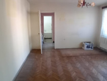 Apartament 2 camere neamenajat, zona Avram Iancu, proprietar