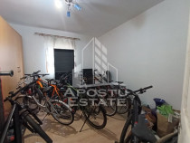 Casa la curte comuna, necesita renovare, situata in zona ...