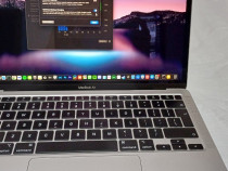 Macbook m1, 256gb, 8gb ram.