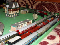 Diorama trenulet electric TT 12 mm, 1:120, locomotive, vagoane, macaze