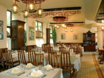 Hotel 4 stele, zona Pta Victoriei, , cu restaurant si crama