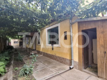 Doua case la pret de una teren 900 mp zona Turnisor