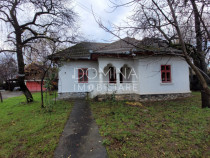 Casă tradițională, &icirc;n centrul satului Polovragi
