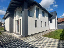 Casă Unirea formată din două apartamente,cu două intrări separate.
