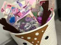 Cadouri de Crăciun produse cosmetice variate pentru rasfat.