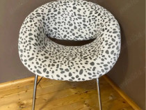 Scaun cu pete. Defectele sunt descrise mai jos.
