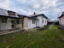 Casă cu teren generos și baltă de pescuit &ndash; Găești