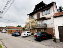Casa P 2 M, zona Calea Clujului, 2 garaje #537;i curte