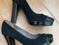 Pantofi din piele de culoare neagră