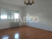 Apartament 65 mp 3 camere decomandate 2 bai pivnita zona Sir