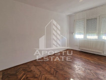 Apartament cu 3 camere, centrala proprie, zona Circumvala...