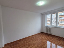 Vand apartament 2 camere decomandate zona Micro 19 zona Neacsu.