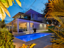 Casa lux 5 camere, 280 mp utili, piscina, Bucium