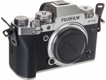 Fujifilm XT4 + 2 obective, blit, trigger si alte accesorii