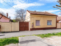 Ocazie Casa veche cu teren generos de 1095 mp in Parneava