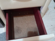 Noptiera învelită cu piele în stare bună