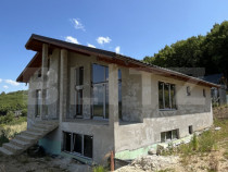 Casă cu panoramă deosebită pe Dealul Jelni – 10 ari de