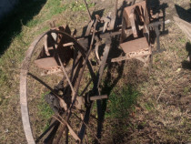 Mașina de pus porumb.plug.prasitoare.grapă