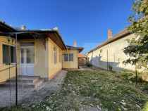 Casă cu 3 camere de închiriat în zona Centrală