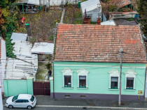Casă solidă din cărămidă l&acirc;ngă Malul Mureșului cu...