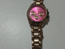 Vând un ceas de damă marca NY London, cu carcasă roz și afișaj analog