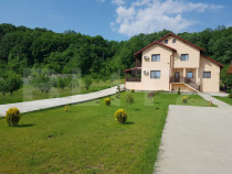 Vilă 327 mp, teren 3173 mp, Cobia