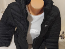 Geaca dama Nike.