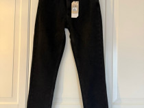 Blugi noi cu etichetă