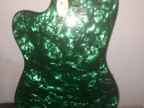 Chitara electronica c&acirc;t și mașina de cusut