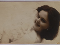 Portret vintage alb-negru, tip carte poștală, 1931, atelier clujean