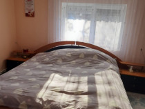 Dormitor noptiere, saltele si un dulap