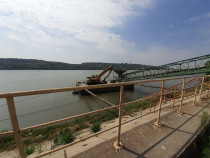 Oltenita - teren pe malul Dunarii cu chei betonat si pont...