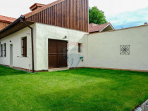Casa individuala cu gazon,in curte comuna, renovata in 2023