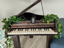 Pian decorativ cu coadă, din lemn, imita perfect un pian adevarat